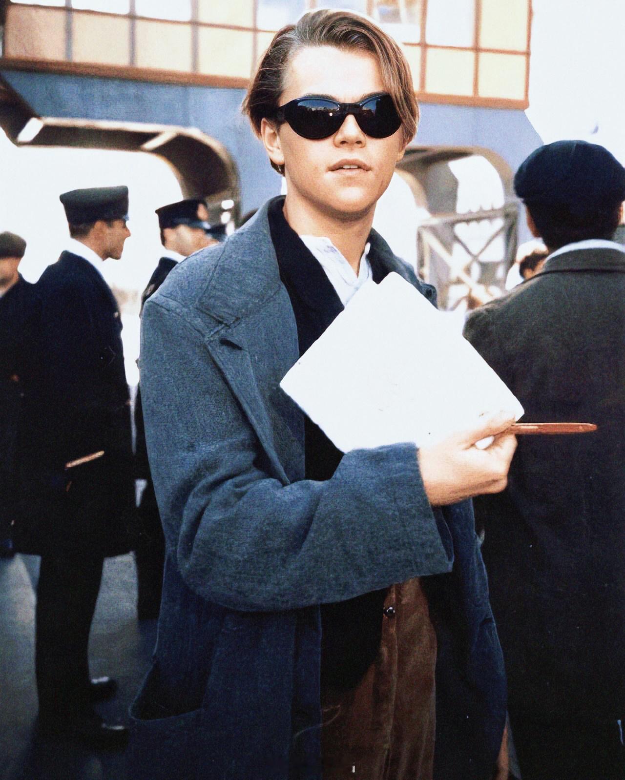 电影搭乘花絮去幕后拿着画笔🖌️，戴着墨镜🕶️，即将登船的不羁少年，