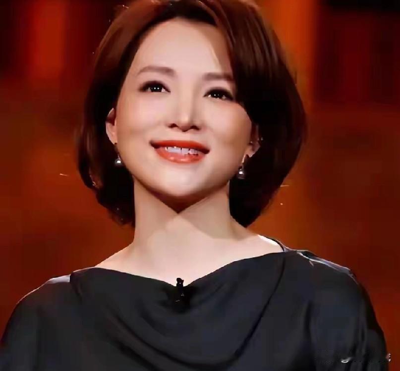 2025年10月30日，上海一个普通公园里，有人偶遇了董卿。她穿着运动服，一口气