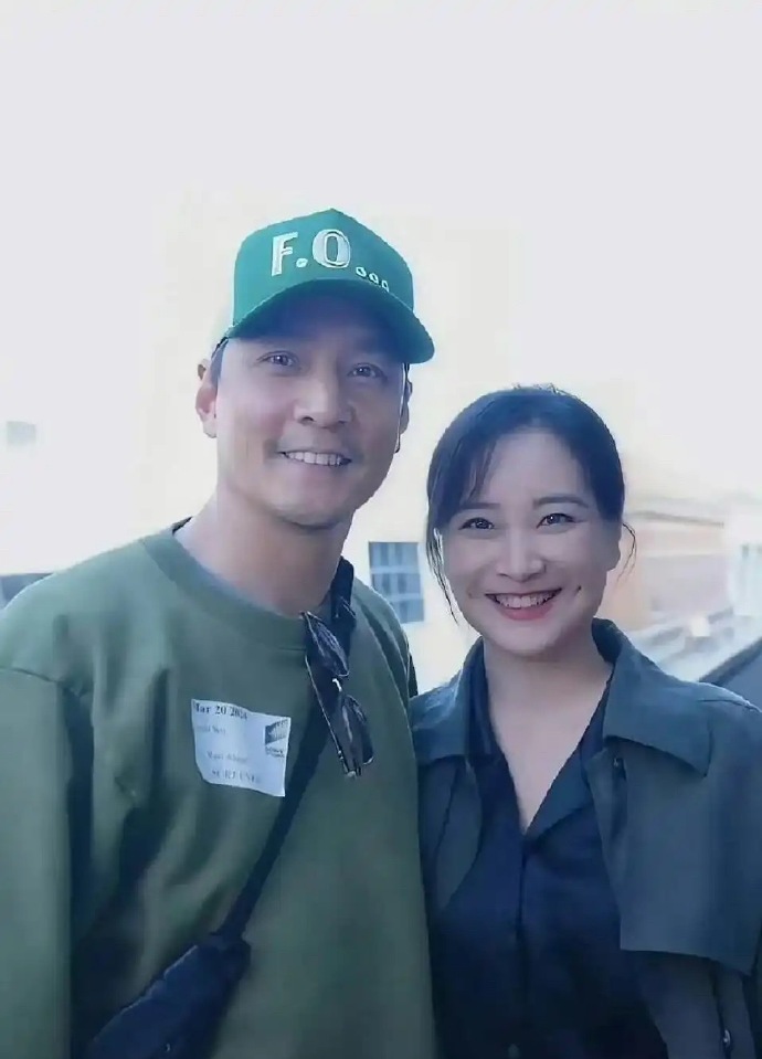 一张是吴彦祖发的，一张是贾玲发的​​​