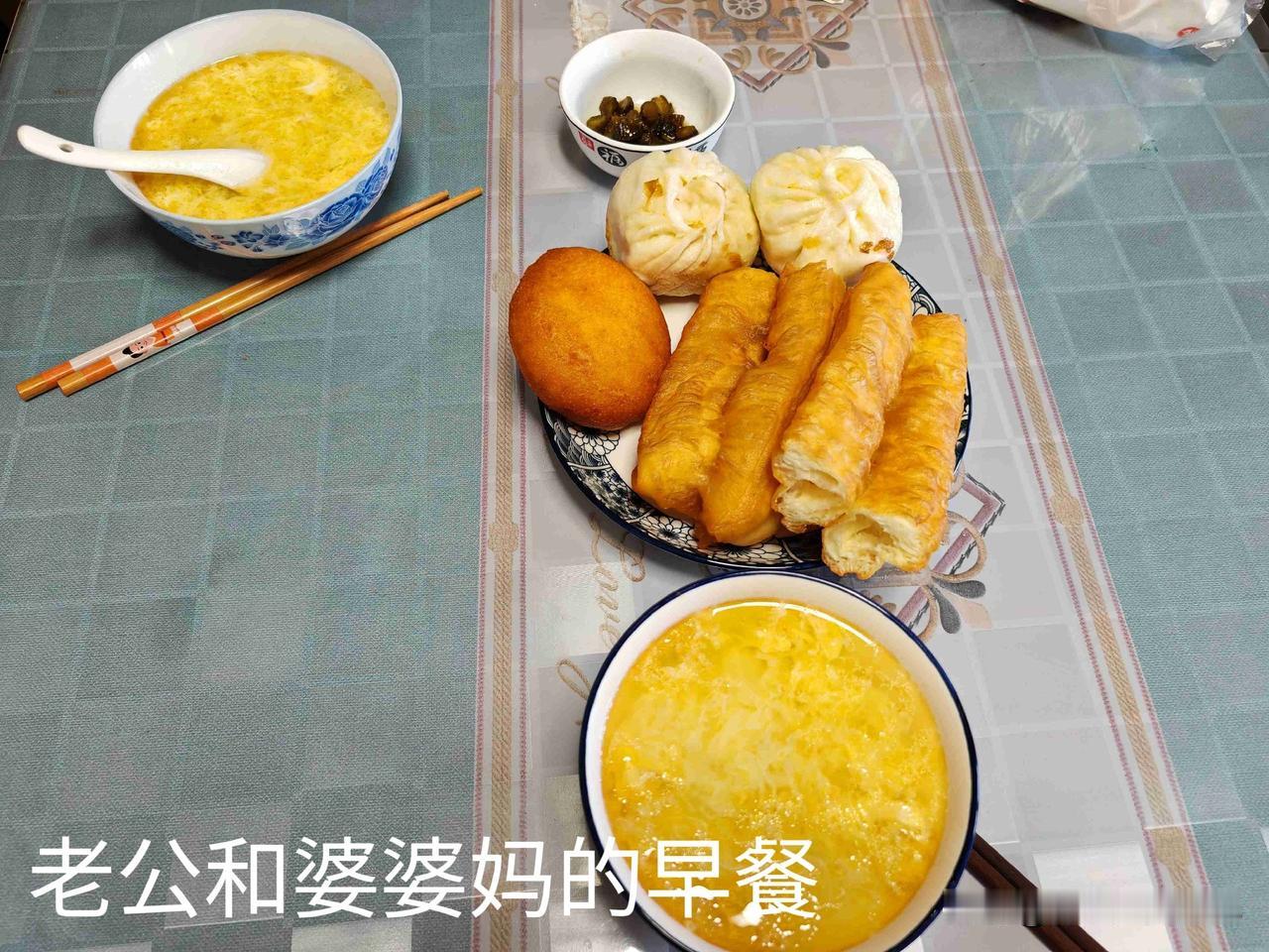 早晨我和老公都六点半起床了，他说今天上班去的晚要在家吃饭，我说那我做鸡蛋面水汤，