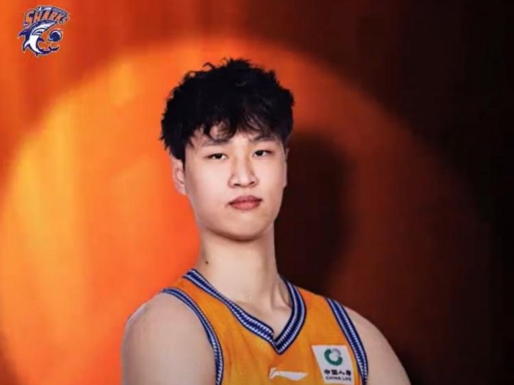CBA最新消息：据上海男篮官方报道，今天是上海男篮球员于泓翔的22岁生日，祝他生