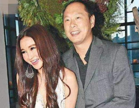 2000年，富家公子何祖光不顾家人反对，娶了女明星温碧霞，温碧霞不像其他豪门太太