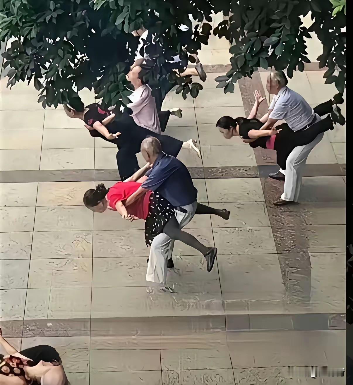 “这几个老头老太就该到深山老林里玩，免得丢人现眼！”网友这是看不惯老年人健身娱乐