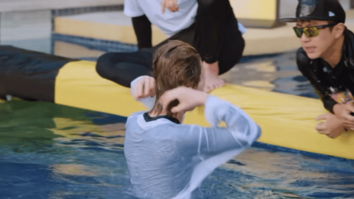 邓超想给鹿晗戴帽子邓超想把自己帽子给鹿晗这段真的好暖，看到小鹿发型没了就想着把自