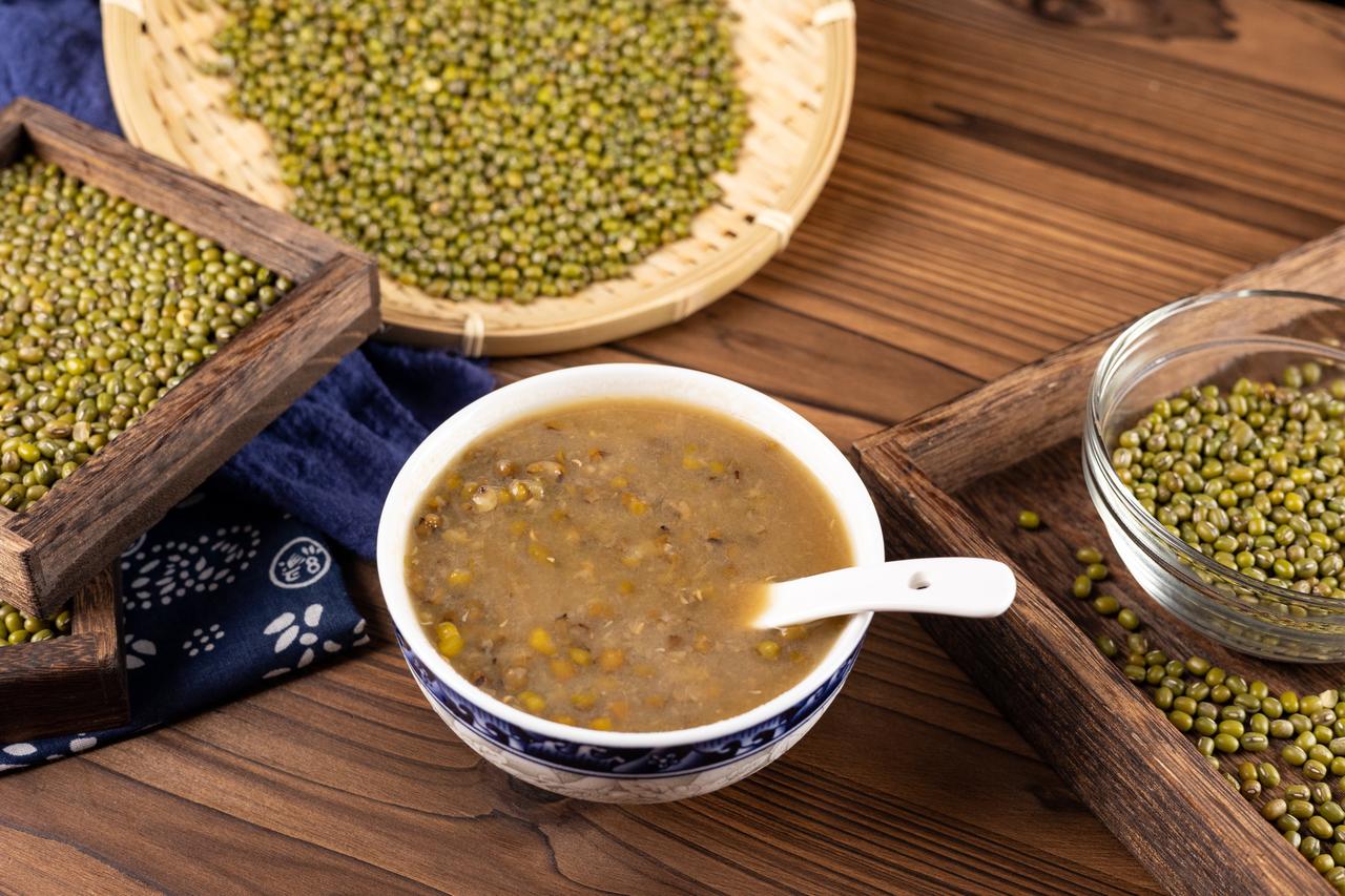 喝绿豆汤解暑，但这些肾友别喝太多！入夏高温难耐，一碗清甜的绿豆汤是不少人的解暑