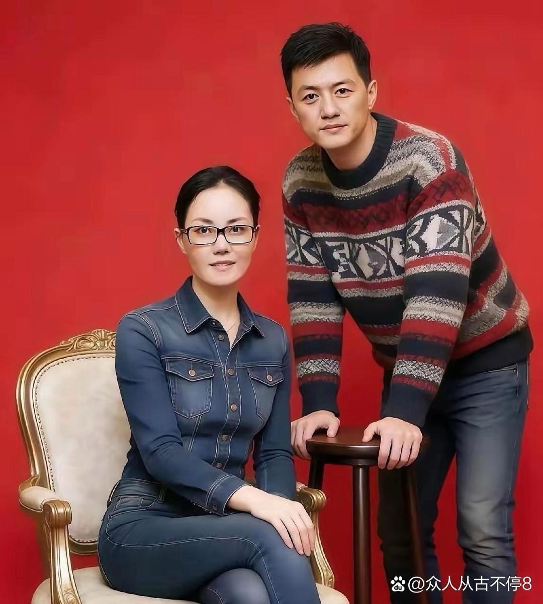 现在看王菲和李亚鹏这张照片，真是经典。那时候的王菲应该是真心爱过李亚鹏，从她坐着的姿势就能看出来，整