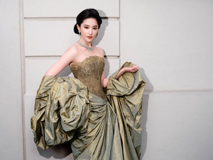 最近刘亦菲在出席时尚活动的时候搭配的很有公主范儿，看上去华丽又高贵。刘亦菲这