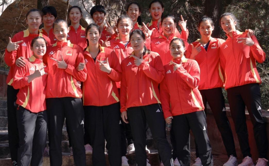 目前，中国女排阵容的四种组合:一，稳定组合:主攻:吴梦洁，