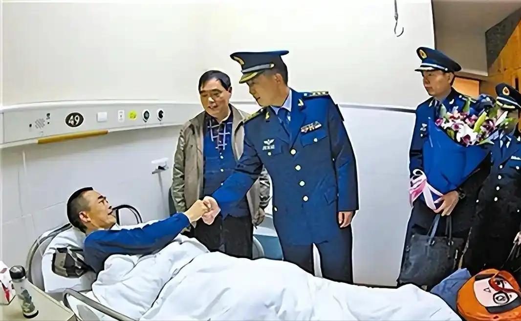 1988年，飞行员何茂生坠机深山，被农民吴华富救起。27年后，吴华富患癌无钱医治