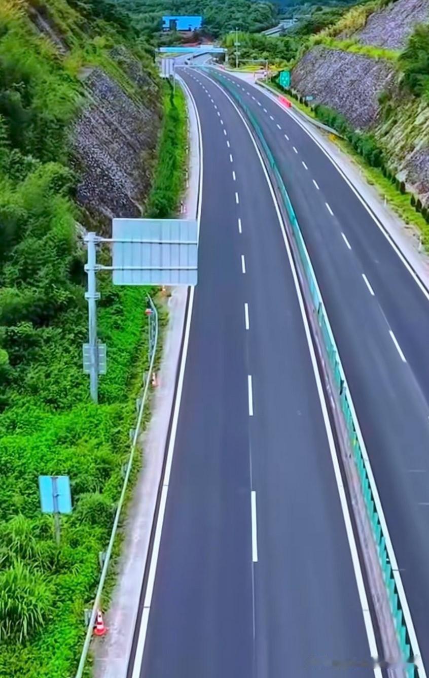广东标准最低的一条高速公路——清连高速。这条高速曾经是国道107线的清连一级公路