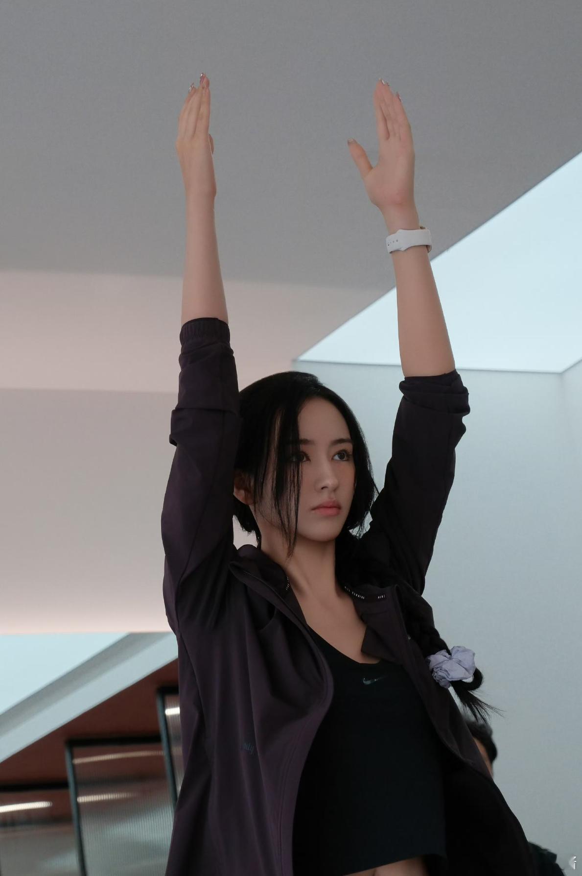 李宛妲马甲线看李宛妲晒的运动库存，这马甲线线条清晰，坚持锻炼真的没白练，身材状态
