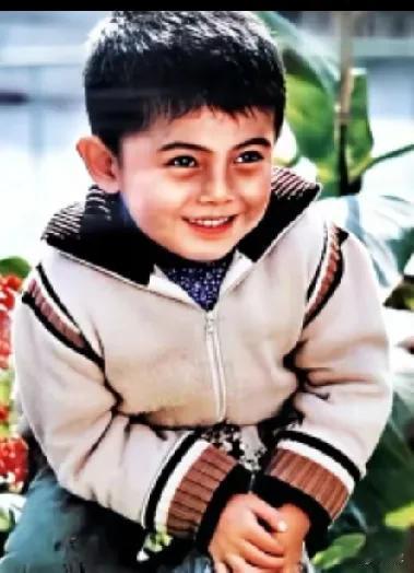 那年的小演员方超，堪称童星传奇。1979年，才两岁九个月的他就参演《啊！摇篮》，