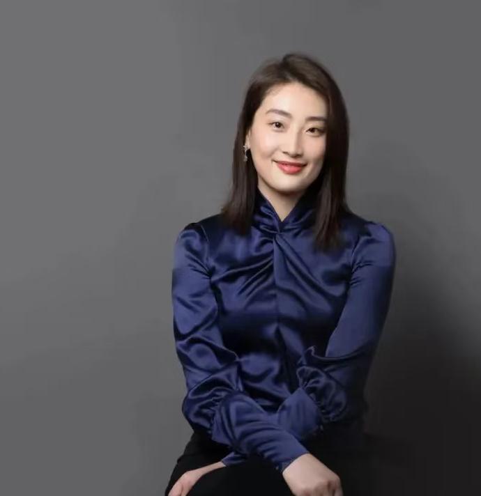 逆天！三个弟弟妹妹的名字好似都压宗馥莉一头。宗馥莉：英文名Kelly宗继昌: