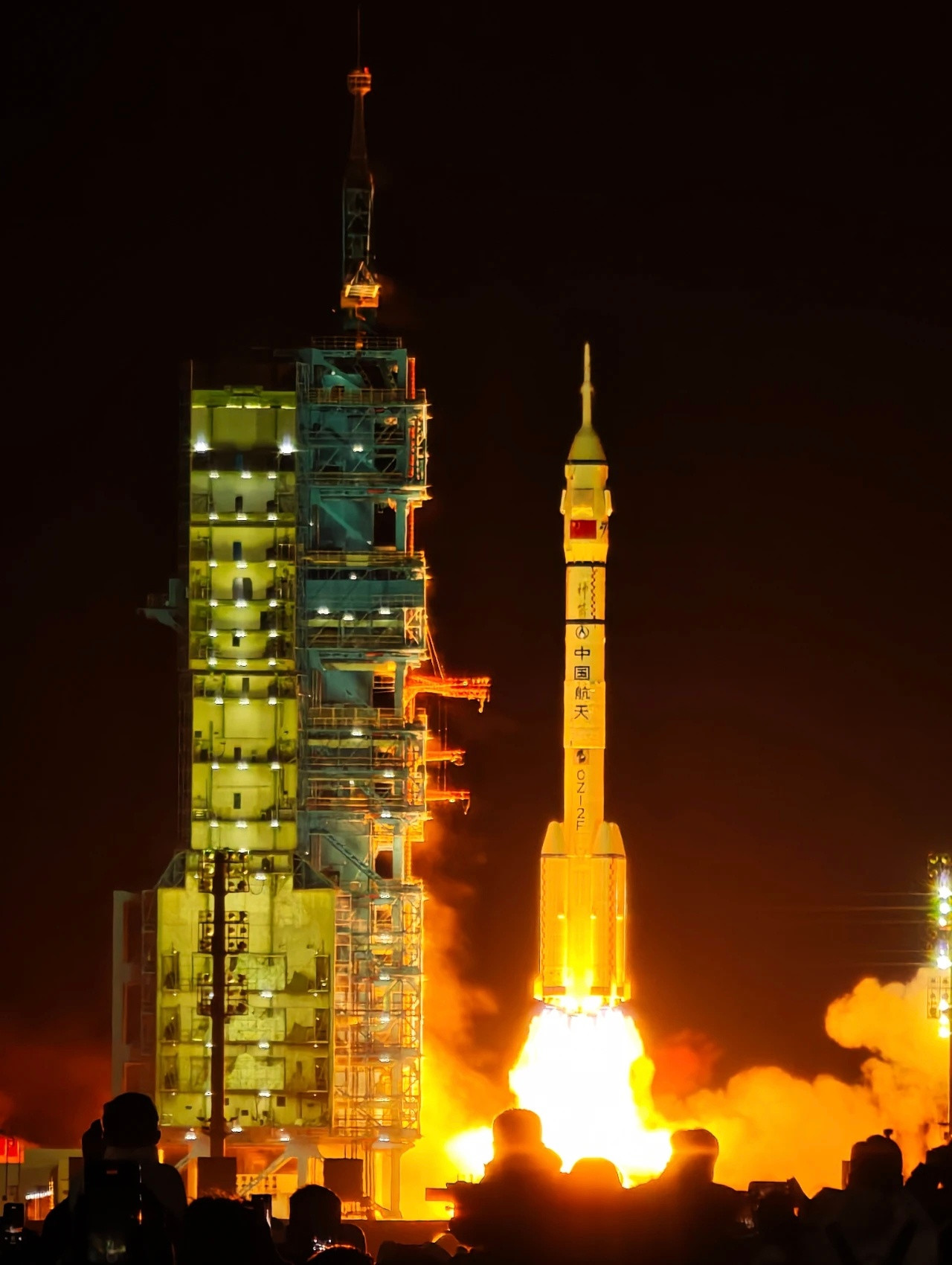 北京时间2025年10月31日23时44分,搭载神舟二十一号载人飞船的长征二号F