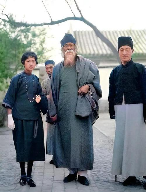 1929年，68岁泰戈尔访华，悄悄住进徐志摩家，深夜非要睡陆小曼床上。徐志摩欣然