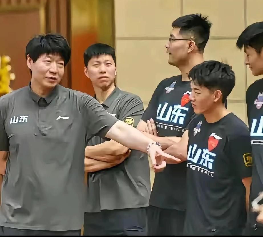 山东想要拿下江苏，必须防住对方的三分！今晚山东对阵江苏，除了发挥我们的内线优势