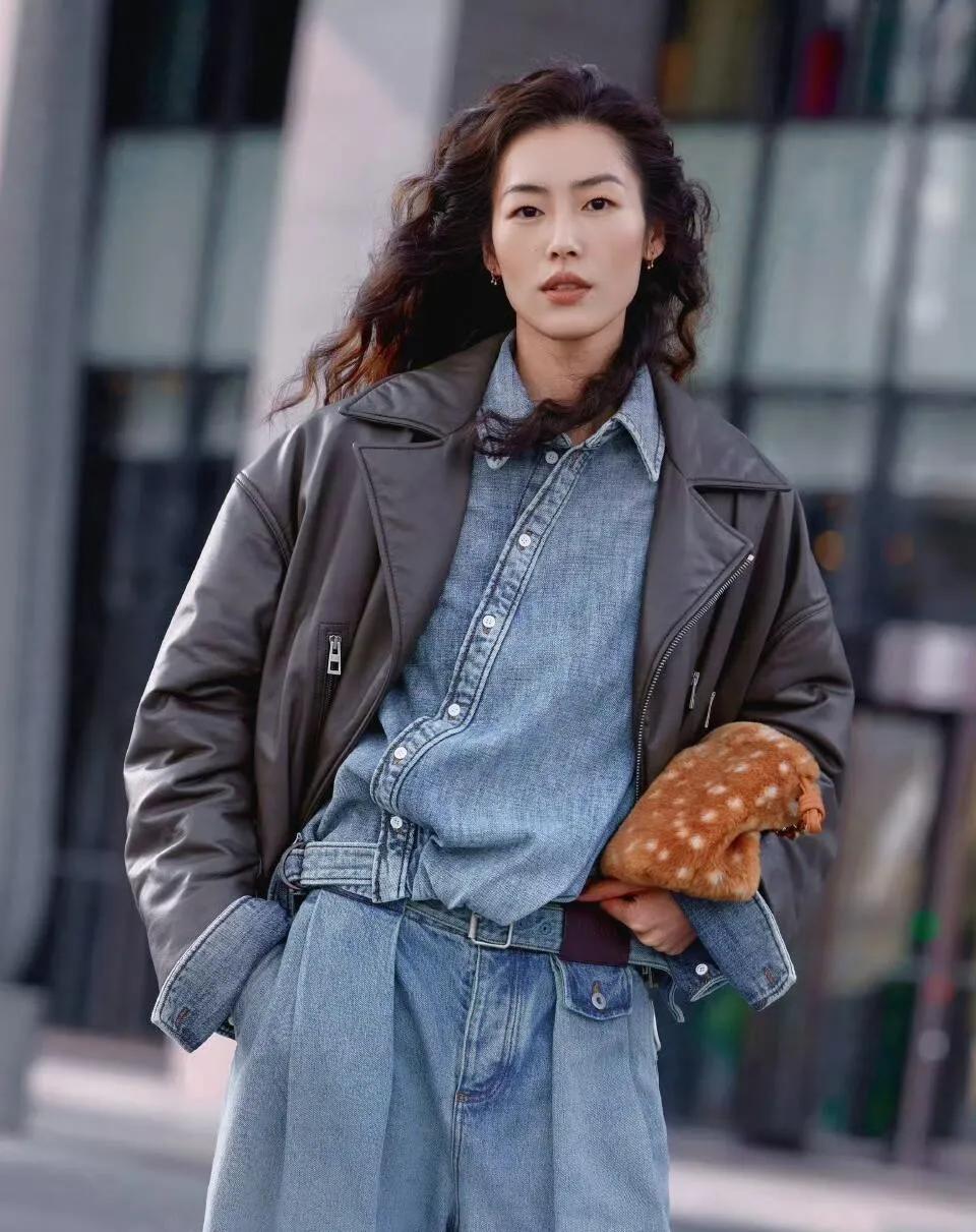 刘雯这组街拍帅到我了！大表姐刘雯的最新街拍也太有范儿了吧！廓形皮质外套叠穿
