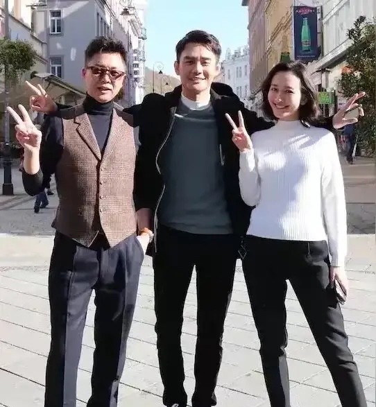 王鸥和王凯我认识，戴眼镜的那位是谁吗?