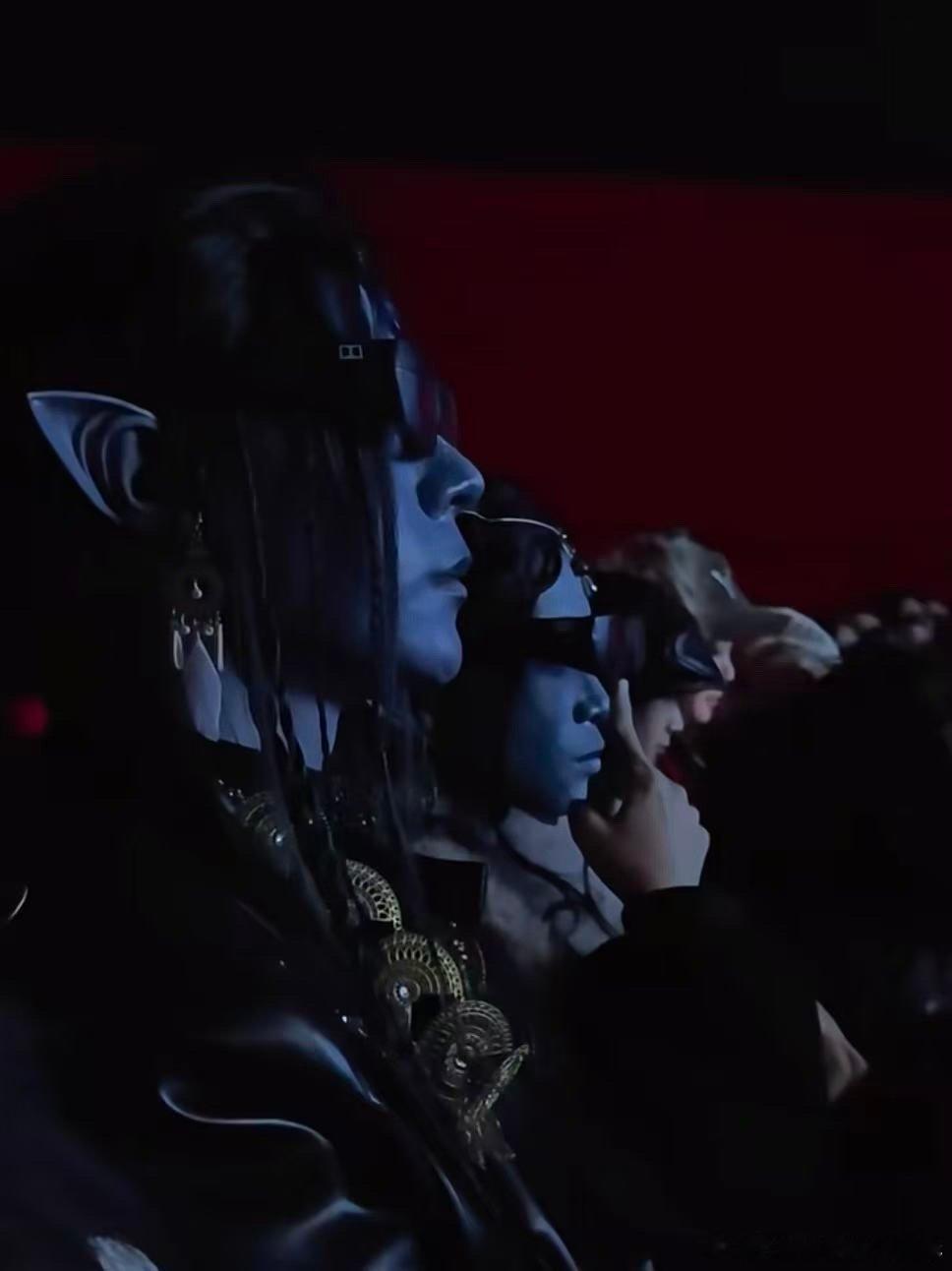 看阿凡达3身边坐着真阿凡达影院奇遇记！邻座阿凡达coser蓝得发亮，尾巴随剧情