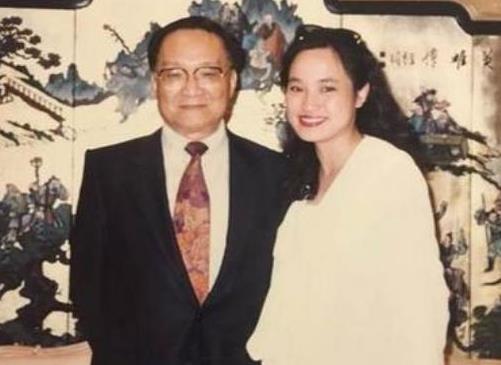 1976年，52岁的金庸带着16岁的林乐怡来到妇产医院，原配朱枚拦着金庸说：“好