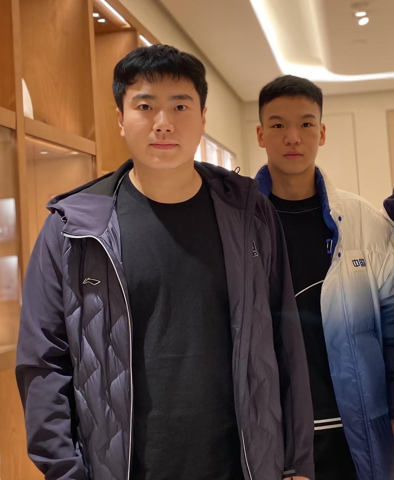 梁靖崑与向鹏的德比之战开始，两个人有的一拼，梁靖崑的功力厚实，向鹏灵动，