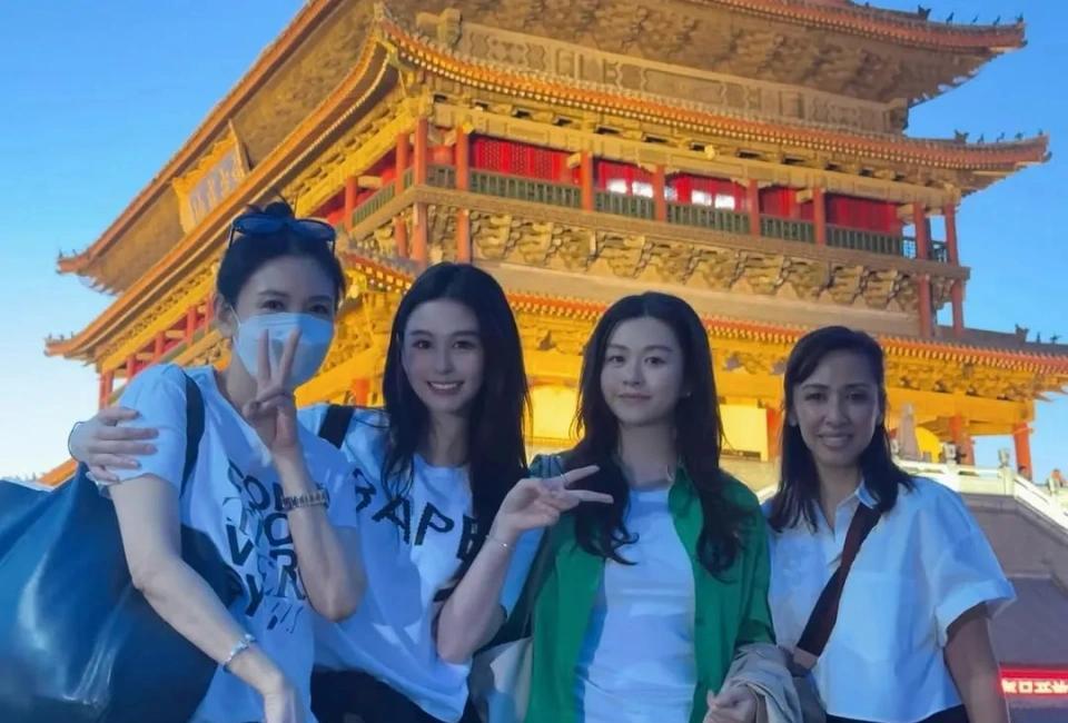 57岁邱淑贞携俩爱女西安行，母女同框颜值盛宴，沈月神似母亲引热议近日，邱淑贞大