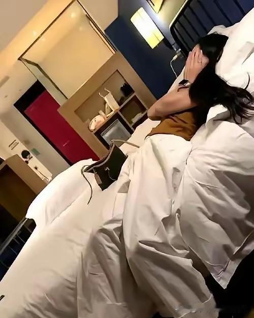 合肥一女子，真是把“双面人”演到了极致。上午刚和直属上司开完房，床单都没凉透，下