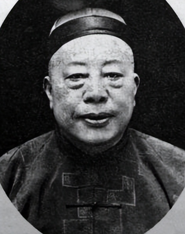 有一天黄金荣去饭店，要了一盘红烧老虎肉，结果老板给他上了一盘红烧猪肉，黄金荣怒了