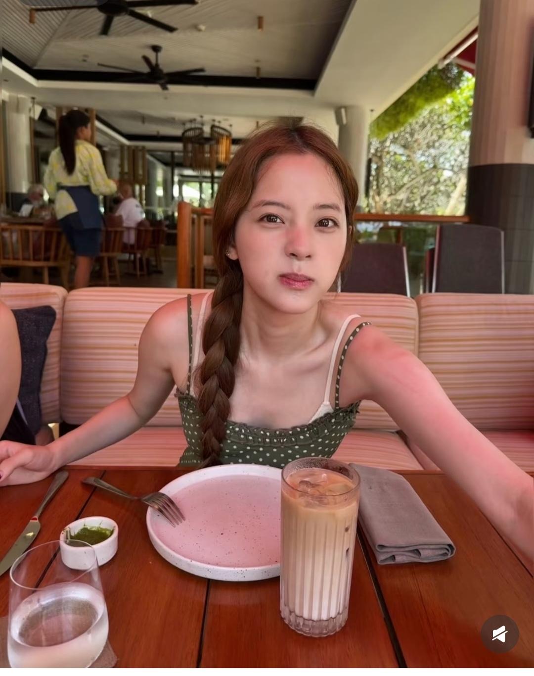 欧阳娜娜，奶茶奶昔配韭菜花，味道会不会太绝了。。。