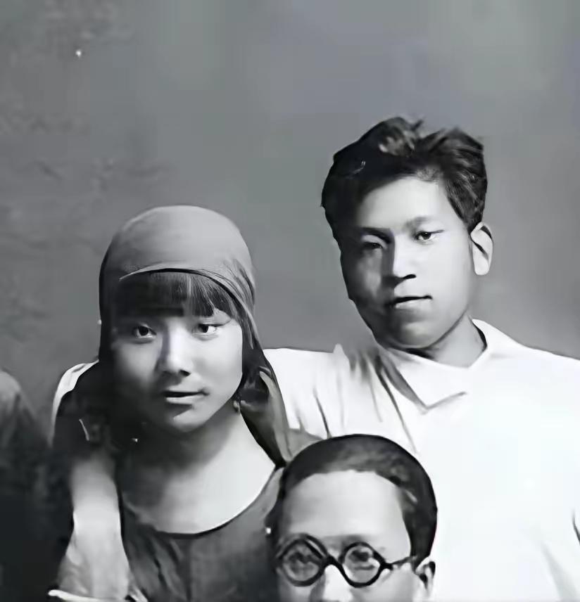 蒋经国在莫斯科留学，和冯玉祥女儿冯弗能谈恋爱，并发生关系，冯弗能是他的初恋。但他