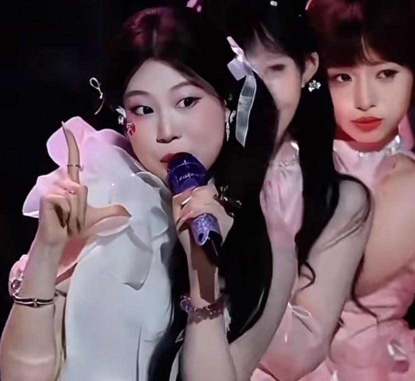 前有闫学晶儿子，后有小沈阳闺女，我发觉东北的明星是不是太宠爱孩子了，一个个把孩子