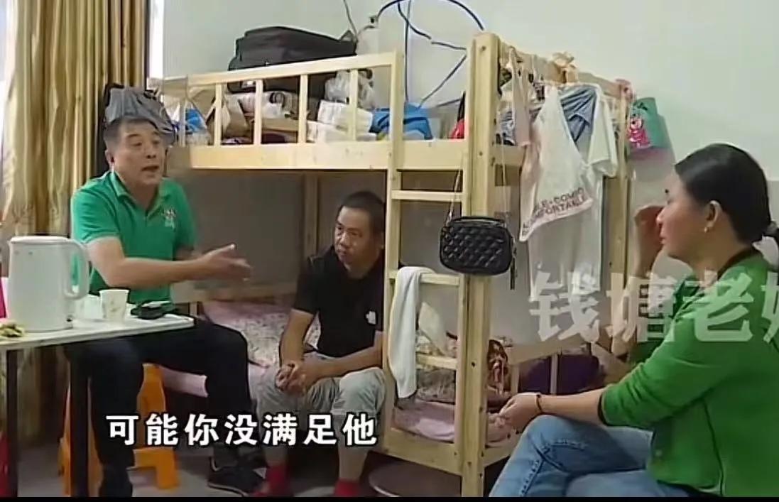 “一年回来一次，碰都不让碰，这日子还有啥过头？”说这话的时候，50多岁的黄大