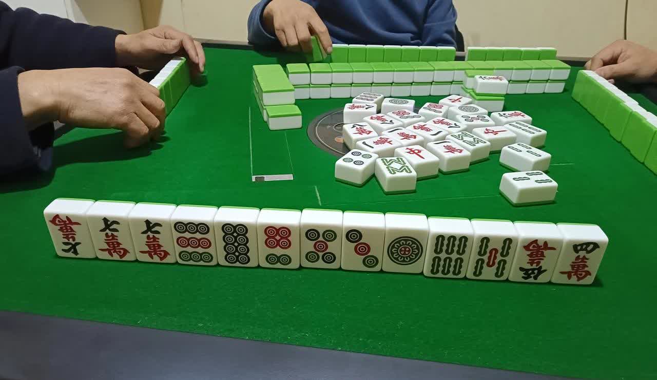 我同事赌博方面什么都会，去年快过年时被另一个同事带到他那推28杠，几场下来赢了七