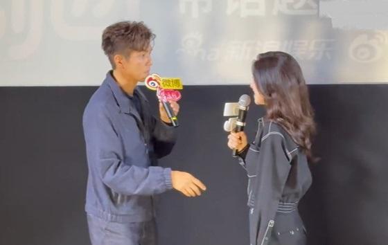 最近朱珠和钟汉良一起出席活动，两位都走工装路线，看上去都很气质，还很有情侣范儿。