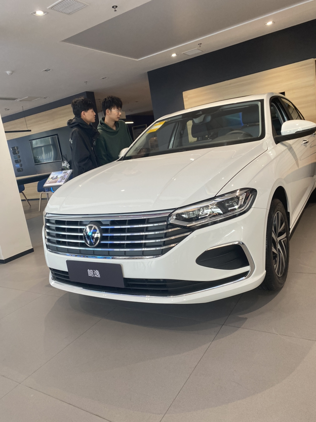 卡罗拉VS朗逸决赛圈，卡罗拉1.2t，朗逸1.5L500万选哪个呀？女生，体制