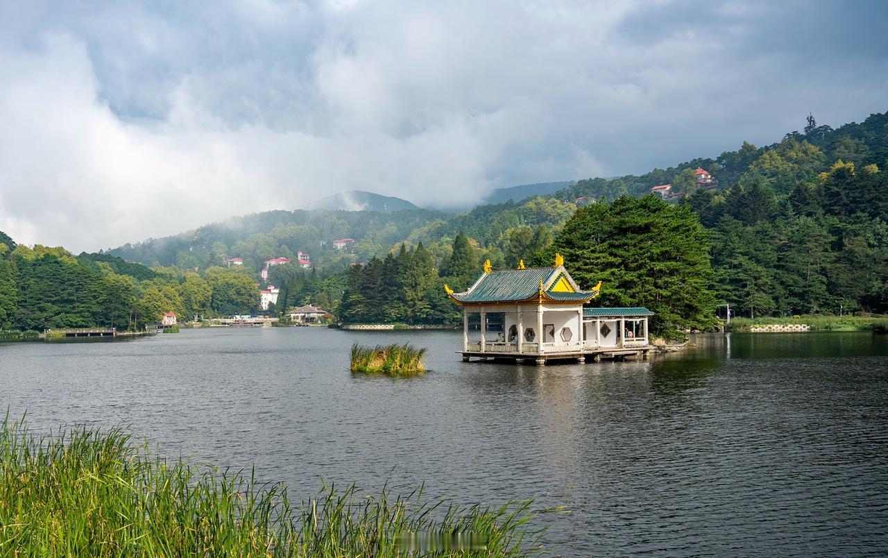 中国四大避暑胜地，都是哪几个？江西・庐山（九江）倚靠鄱阳湖，山间盛夏均温约