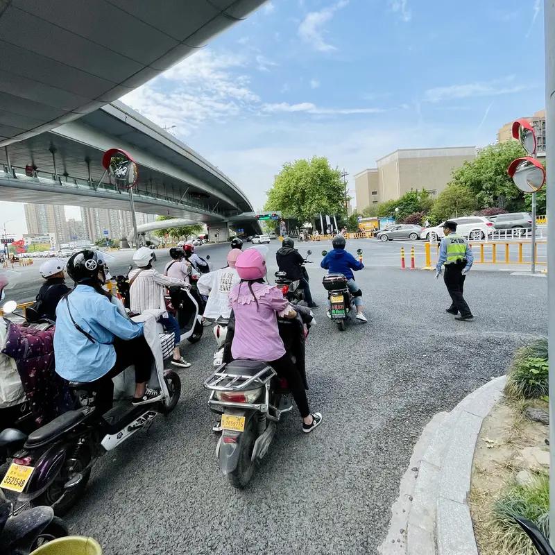 杭州女交警铁骑50米走了4分10秒！全网看哭：这才是最美的中国警色平时风驰