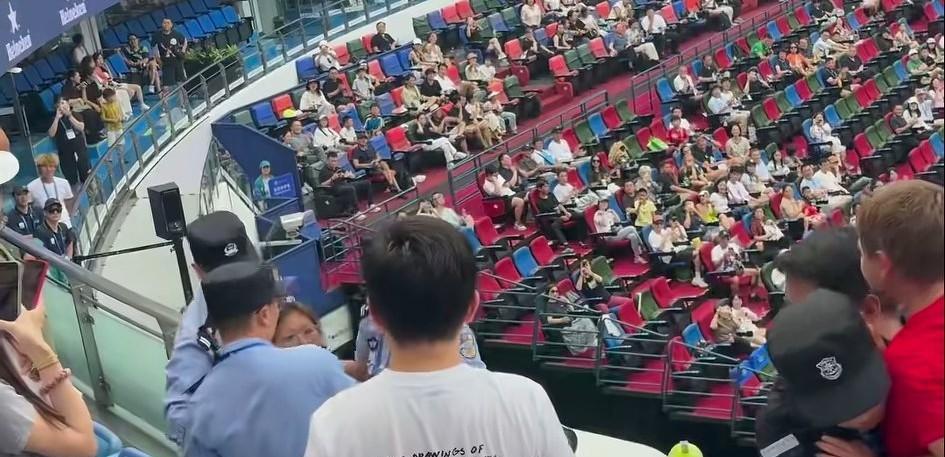 这个女人为何会有开始如此嚣张，可被拖出去时又卖惨的奇怪行为呢？其实，从她的着装