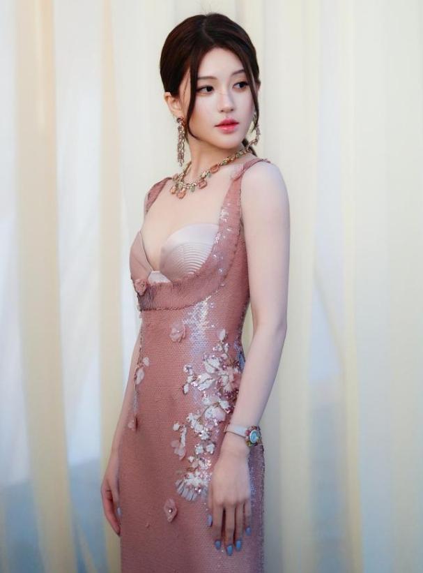 咖位不够是真的借不到高奢高定高珠！此次星光大赏一条大牌高定裙子都没出现，往年的