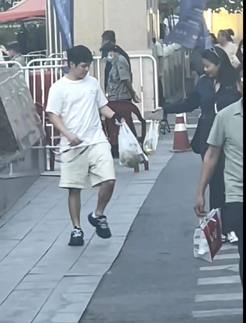 林诗栋到新疆啦，哈密瓜安排上！小石头林诗栋抵达乌鲁木齐，立马融入节奏～一