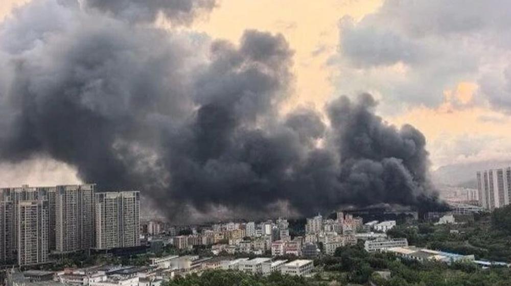 据东方财经报道，4月14日，多名网友称，深圳比亚迪坪山工厂出现火情。视频画面中浓