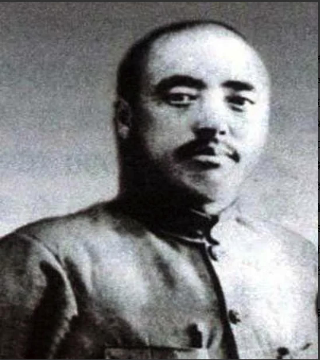 1937年10月，国民党第六十一军军长李服膺，被人押往刑场。临刑之际，他突然转身