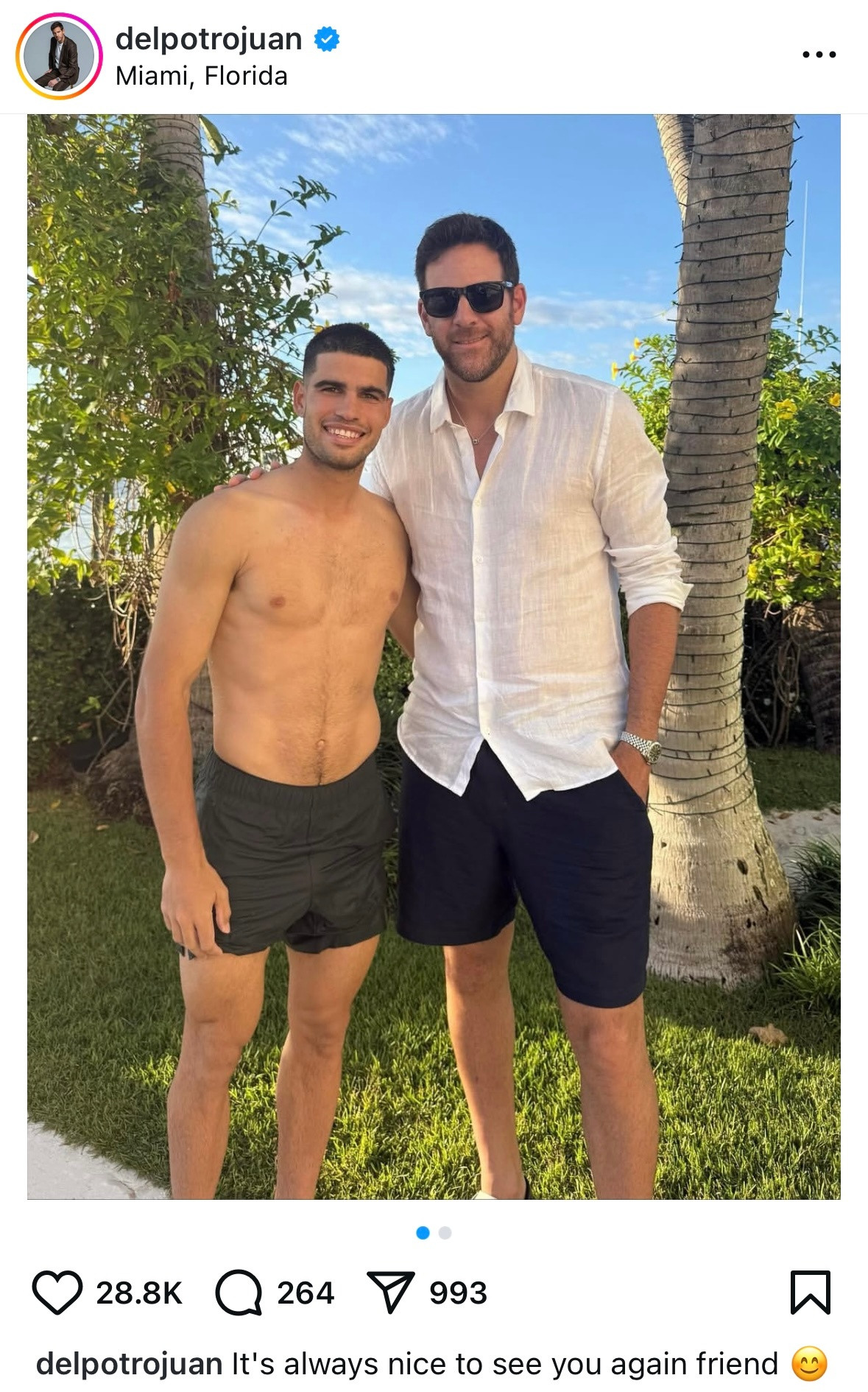 已经开启度假模式的阿尔卡拉斯，在美国迈阿密偶遇德尔波特罗，然后大菠萝就在社媒晒出