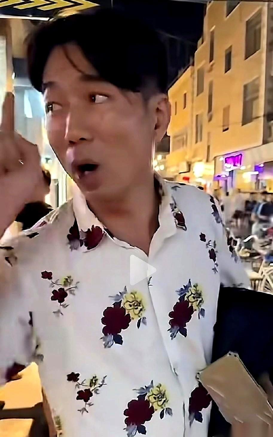 那个在短视频里总是穿着花衬衫、留着油头、看着有点“痞气”的男人，名字叫姚钱多。最