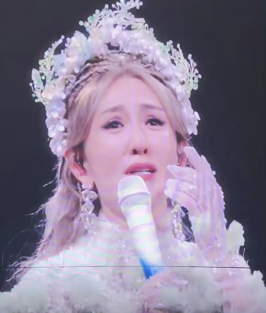 谢娜成都演唱会，何炅为啥只在台下喊话不上台？看完才懂有多严谢娜成都这场演