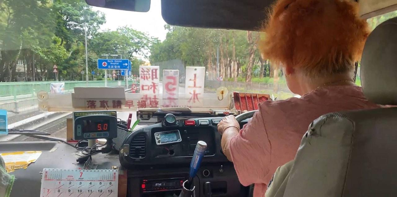 88岁香港小巴司机疯传网络。她叫何婆婆，被内地网民拍到，一边说话一边开车，何