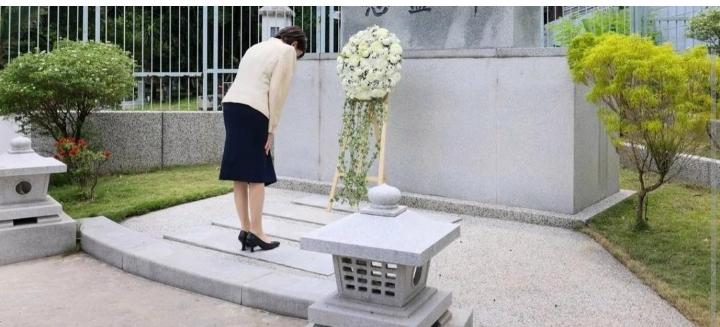 有日本网友评论：“我”就是要给我们的先辈们献花你们能把我怎么样？每一个国家为国牺