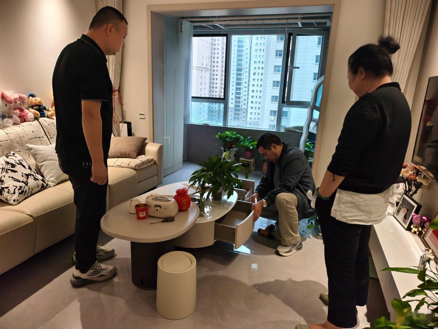 媳妇妈妈是个闲不住的人，一来要不就下手做饭，要不就打扫卫生。诚诚妈，你别动，看你