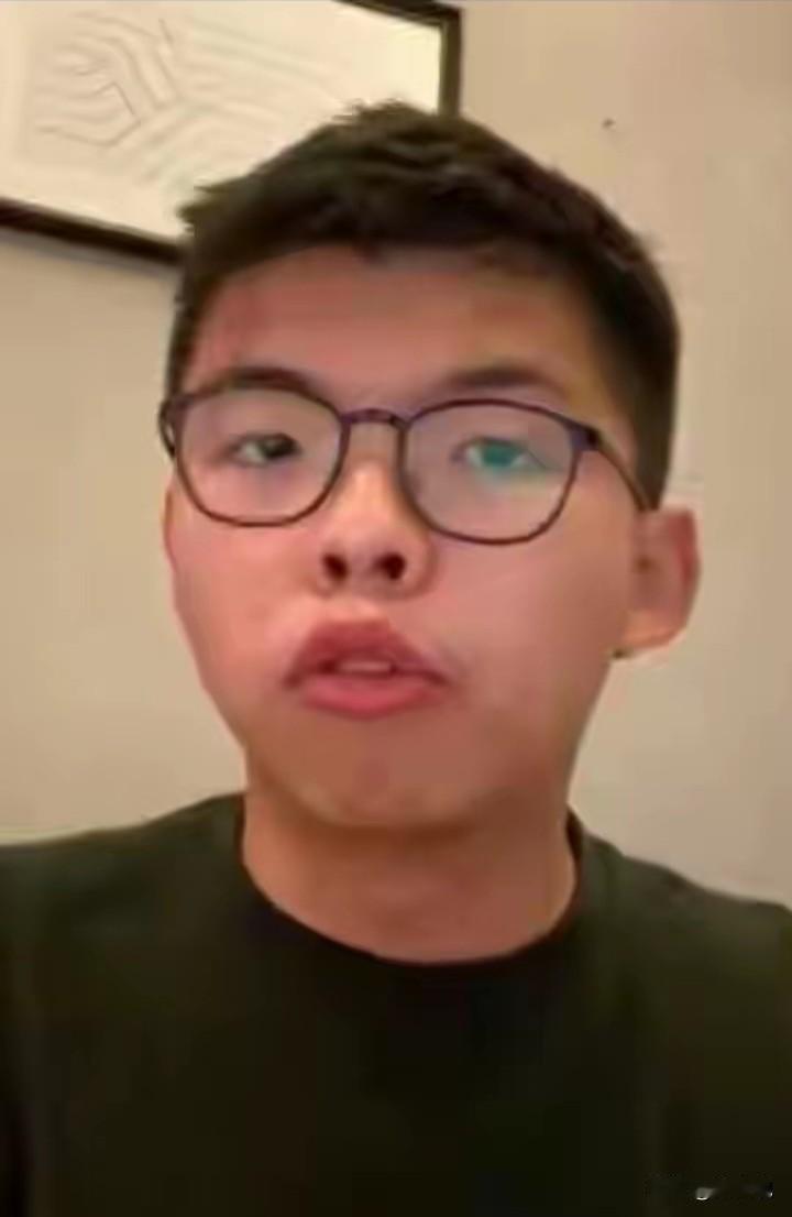 这人名叫黄之锋，他是个乱港份子，以前看他很嚣张的样子。他也因罪被判刑五十六个月，