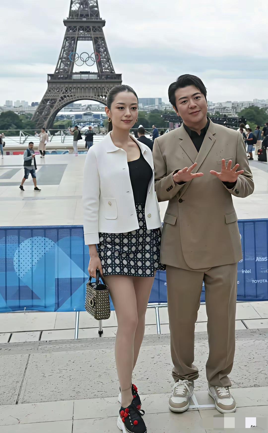 朗朗旁边女士是谁？看上去非常有气质